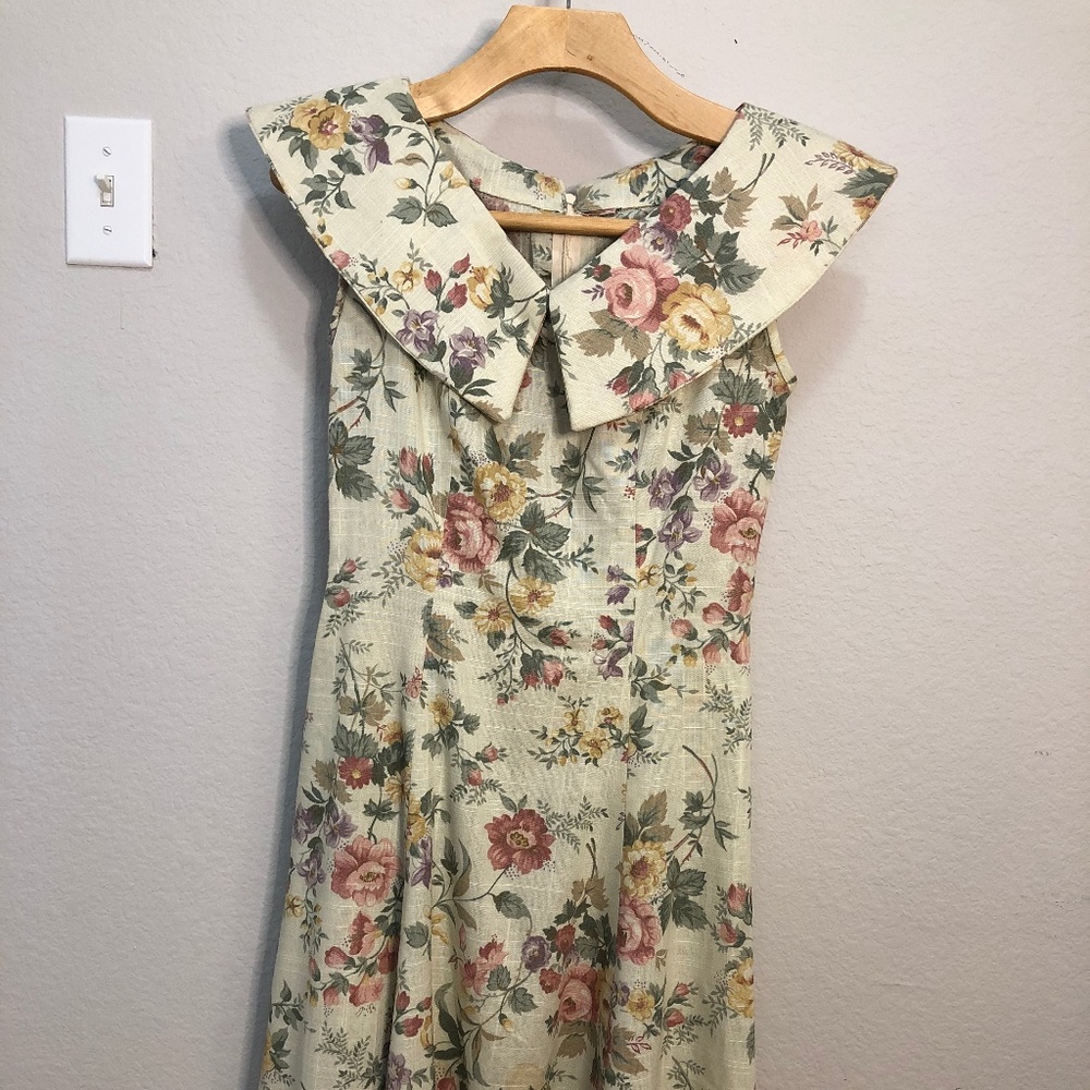 Vintage floppy collar floral dress